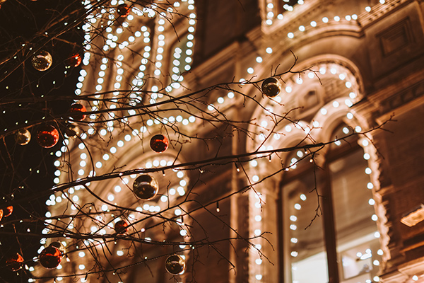 Fachada con luces de Navidad y árbol con bolas navideñas